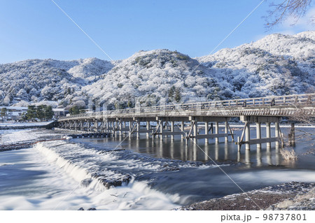 雪化粧をした京都嵐山 渡月橋 雪化粧をした京都嵐山 渡月橋 98737801