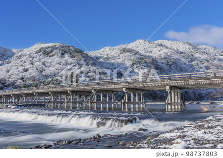 雪化粧をした京都嵐山　渡月橋 98737803