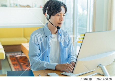 リモートワークする若い男性 リモートワークする若い男性 98737876