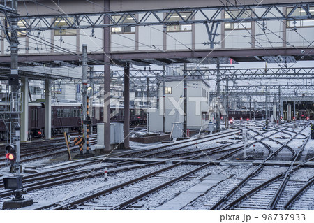 冬景色の阪急桂車庫 98737933