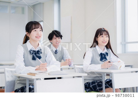 教室で授業を受ける学生 教室で授業を受ける学生 98738011