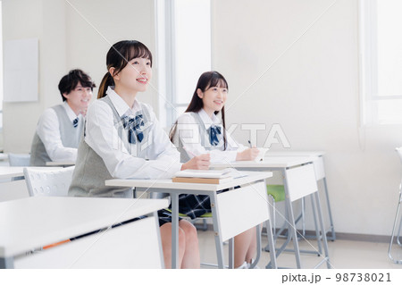 教室で授業を受ける学生 教室で授業を受ける学生 98738021