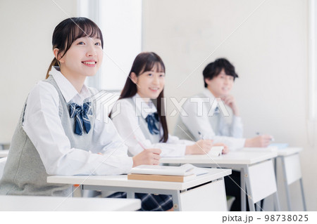 教室で授業を受ける学生 98738025