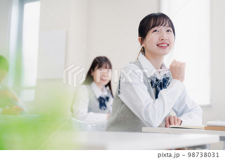 教室で授業を受ける学生 98738031