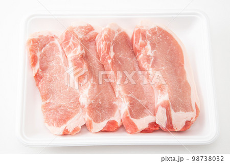 トレーに入った豚ロース肉　白バック 98738032