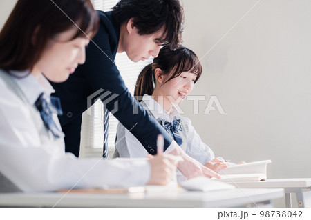 教室で授業を受ける学生 教室で授業を受ける学生 98738042
