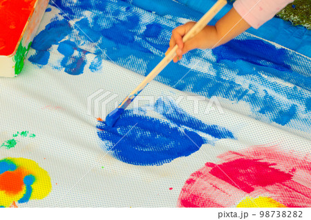 絵の具でカラフルなお絵描き遊びをする子供達 絵の具でカラフルなお絵描き遊びをする子供達 98738282