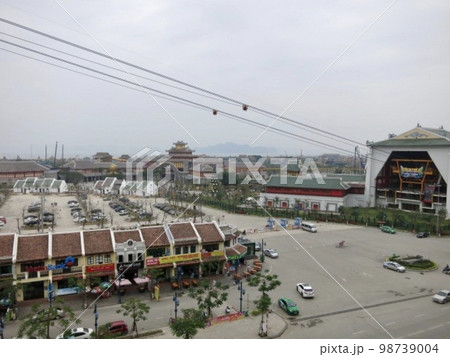 ベトナム　ハロン市のテーマパーク　遠景 98739004