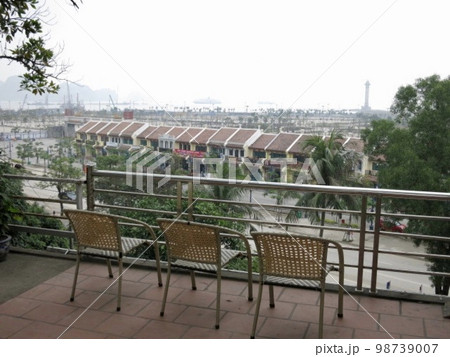 ベトナム　ハロン市のテーマパークと椅子の眺め 98739007