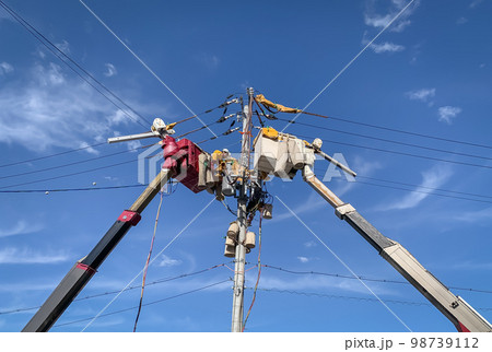 送電線の修理作業 送電線の修理作業 98739112