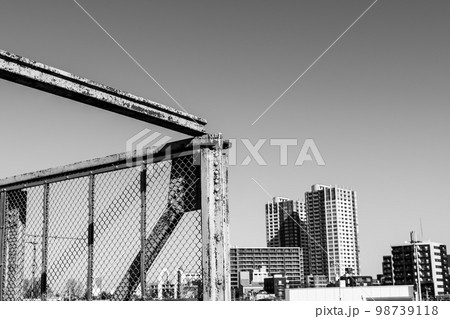 東京郊外 三鷹跨線橋の鉄骨と三鷹駅周辺のマンション群 2023.01 モノクロ 東京郊外 三鷹跨線橋の鉄骨と三鷹駅周辺のマンション群 2023.01 モノクロ 98739118