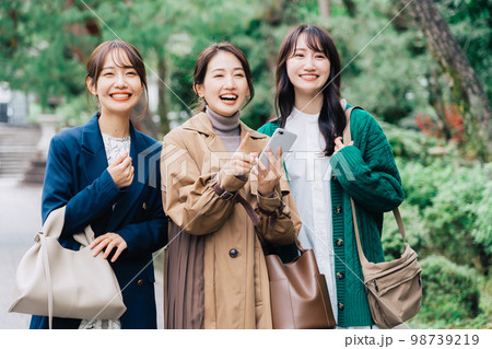 旅行をする女性3人組 98739219