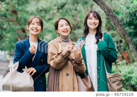 旅行をする女性3人組 98739220