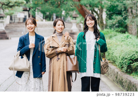旅行をする女性3人組 旅行をする女性3人組 98739223