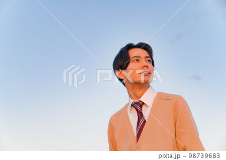 カーディガンを着た男子高校生のポートレート　 98739683
