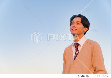 カーディガンを着た男子高校生のポートレート 98739685