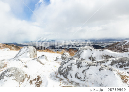 雪の平尾台から見た行橋方面の雪景色 98739969