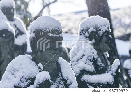 雪の帽子を被った羅漢像（嵐山羅漢） 98739979