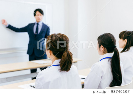 会議室・会社・病院で医者・医療従事者に説明する営業・ビジネスマン(MR・製薬会社・ヘルステック) 会議室・会社・病院で医者・医療従事者に説明する営業・ビジネスマン(MR・製薬会社・ヘルステック) 98740107