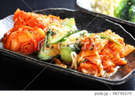 三種類のキムチ 98740374