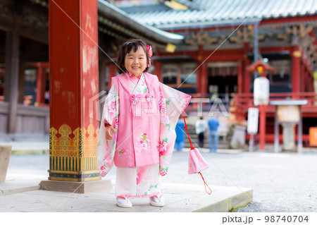 3歳の女児の七五三 98740704