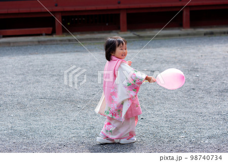 3歳の女児の七五三 98740734