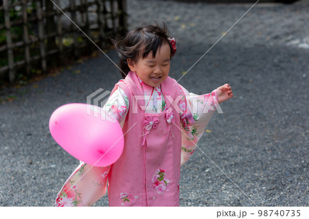 3歳の女児の七五三 98740735