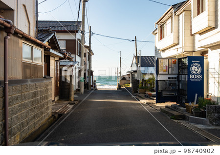 鵜原海水浴場へ続く道 98740902
