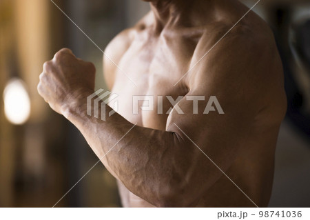 中高年男性の鍛えた筋肉イメージ 中高年男性の鍛えた筋肉イメージ 98741036