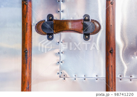 アルミトランクケースの取っ手部分アップ アルミトランクケースの取っ手部分アップ 98741220