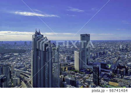 東京都 都庁南展望室から横浜方面、新宿パークタワー、東京オペラシティの眺望 東京都 都庁南展望室から横浜方面、新宿パークタワー、東京オペラシティの眺望 98741484