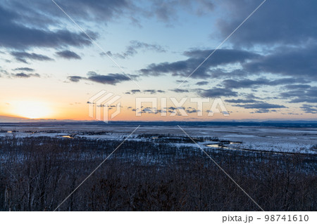夕暮れ時の凍てつく冬の釧路湿原 98741610