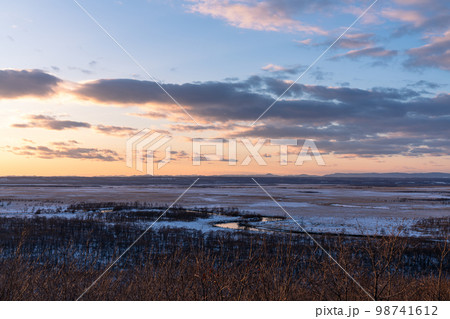 釧路湿原に沈む夕日と夕焼け色に染まる雲 98741612