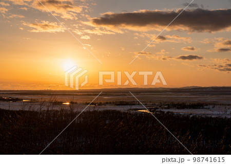釧路湿原に沈む夕日 98741615