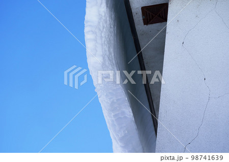 屋根からの危険物 ”雪庇” 北海道 屋根からの危険物 ”雪庇” 北海道 98741639