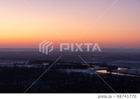 ゴールデンアワーの釧路湿原に光る蛇行する川面 98741770