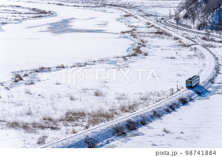 厳冬の別寒辺牛湿原を走るローカル鉄道 厳冬の別寒辺牛湿原を走るローカル鉄道 98741884