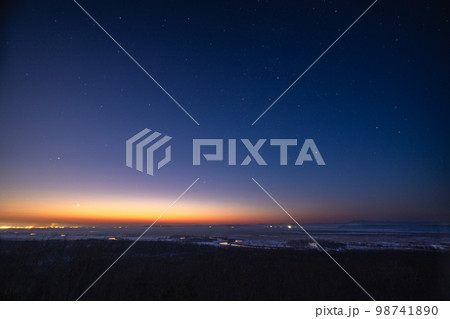 ブルーアワーの釧路湿原 98741890