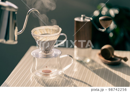 珈琲　コーヒー　ハンドドリップ　HARIO V60　抽出　湯気　レトロ　ビンテージ調 98742256