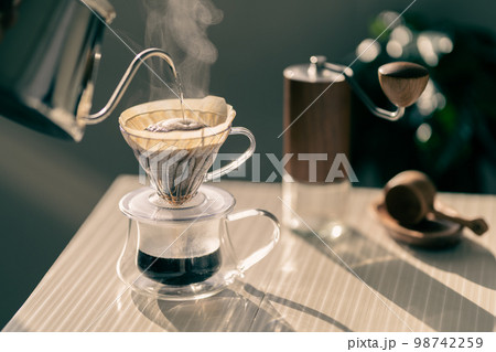 珈琲　コーヒー　ハンドドリップ　HARIO V60　抽出　湯気　レトロ　ビンテージ調 98742259