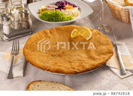 Schnitzel decorated with lemon 98742618