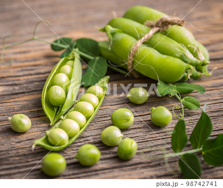 Organic fresh green peas Organic fresh green peas 98742741