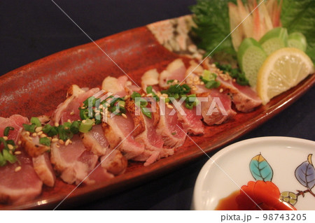 新鮮鶏肉のたたき刺し 盛り付け写真 新鮮鶏肉のたたき刺し 盛り付け写真 98743205