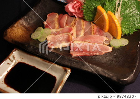 新鮮鶏肉のたたき刺し 盛り付け写真 98743207