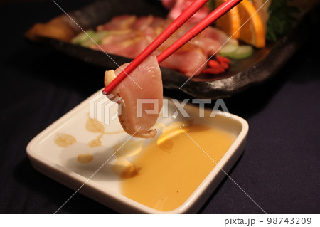 新鮮鶏肉のたたき刺し 盛り付け写真 お箸 新鮮鶏肉のたたき刺し 盛り付け写真 お箸 98743209