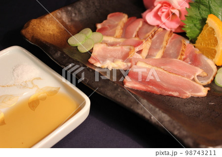 新鮮鶏肉のたたき刺し 盛り付け写真 98743211