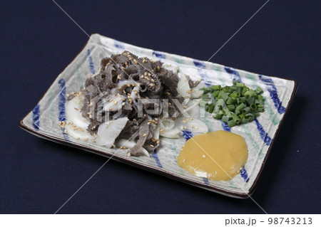 新鮮なセンマイ刺しの盛り付け写真 辛子酢味噌添え 新鮮なセンマイ刺しの盛り付け写真 辛子酢味噌添え 98743213