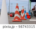 並んだ三角コーン 98743315
