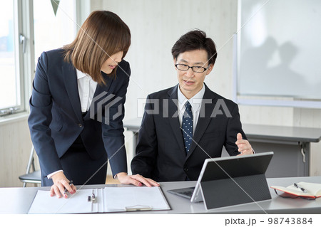 部下の指導をするアジア人ビジネスマン 98743884