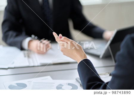 会議室でミーティングをするアジア人ビジネスパーソンの手元 会議室でミーティングをするアジア人ビジネスパーソンの手元 98743890